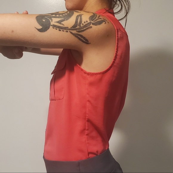 Sleeveless Button down - Picture 2 of 7